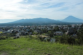 alt=市内から愛鷹山と富士山を望む