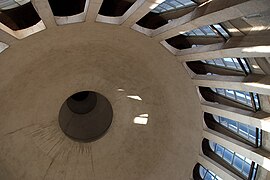 Interior de la cúpula sobre la iglesia, que permanece sin decoración