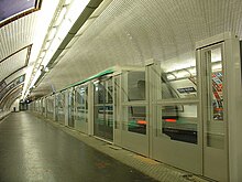 Vue des portes palières du quai inutilisé en direction du Château de Vincennes.