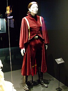 Le costume de Padmé Amidala porté par Natalie Portman dans Star Wars, épisode I : La Menace fantôme (1999).