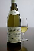 Bouteille et verre de bourgogne-aligoté.