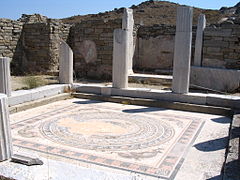 Cour à mosaïque de la « Maison des Dauphins » de Délos.