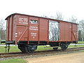 Eisenbahnwaggon mit stilisiertem Bild über Häftlingstransporte