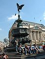 Piccadilly Circus meydanı Shaftesbury anıtiıve Eros heykeli