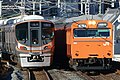 323系電車（左）と103系電車（右）