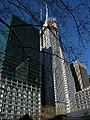 Blick vom Bryant Park auf den fast fertiggestellten Bank of America Tower (Anfang 2008)