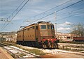 L'E.636 manœuvrant à la gare de Canicattì. Ce fut l'une des locomotives électriques les plus utilisées sur la ligne jusqu'au début des années 2000.