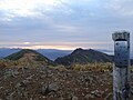 頂上から見た谷川岳方面。左から一ノ倉岳、オキの耳、トマの耳。