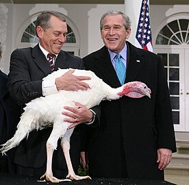 Președintele George W. Bush (dreapta) sărbătorind Thanksgiving la Casa Albă, 2006