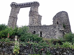 La Potence, et une troisième tour à droite.