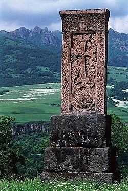 Khatchkar siroun khach (« belle croix »), XIIIe siècle, non loin de Dsegh (nord de l'Arménie).