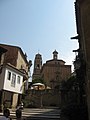 Iglesia de las Carmelitas (Karmeliták temploma, Aragónia) valamint előtérben a Santiago de Compostela-i katedrális előtti lépcsősor (Galicia)