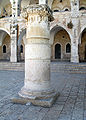 Colonne monumentale sur la place Batei Mahase