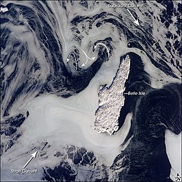 Satellietbeeld van Belle Isle met aanduiding van de zeestromingen