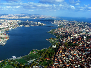 Blick auf das Goldene Horn mit der Galata-Brücke im Hintergrund