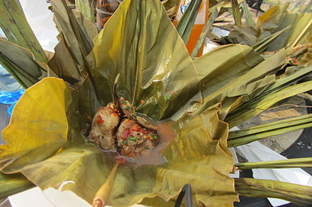 « Liboke » type de cuisson congolaise : la nourriture (le plus souvent du poisson) est cuite sur des braises à l'étouffée à l'intérieur de larges feuilles de bananier ou de citronnier liées par le haut.