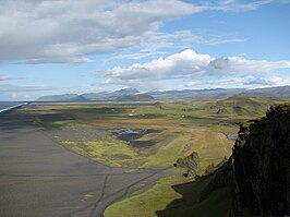 Uitzicht naar het westen. De Eyjafjallajökull, de 284 meter hoge Pétursey en een deel van de Mýrdalsjökull (rechts) zijn goed herkenbaar.