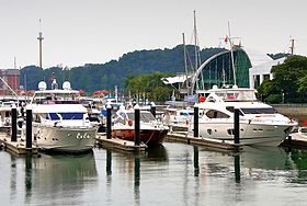 Yacht dans le port de Pulau Keppel