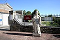 Statue de saint Hilaire à l'entrée du parc du presbytère.