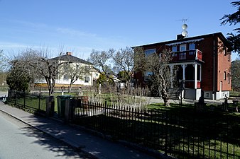 Tvåplansvilla i kvarteret Bruket till vänster och en tvåplansvilla i kvarteret Stålet till höger.