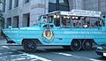 Un DUKW reconditionné sert à transporter des touristes à Boston (États-Unis).