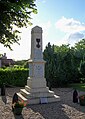 Le monument aux morts devant l'église (juin 2009)