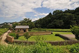 復元武家屋敷と丘陵