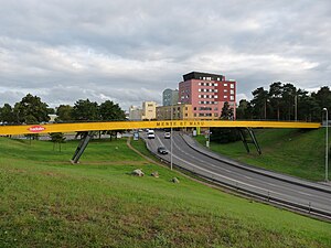 La rue sous le pont des étudiants.