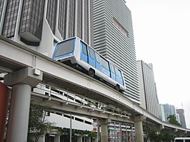 Metromover van Miami langs Biscayne Boulevard