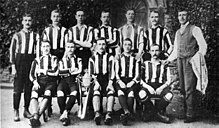 Equipo campeón de la FA Cup, posando con el titulo copero.