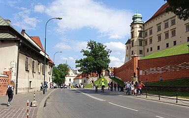 Widok ulicy w kierunku wschodnim. Po prawej widoczne Zamek Królewski na Wawelu i Wieża Zygmunta III Wazy.