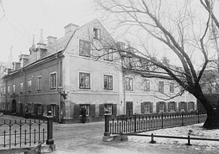 Rutenbeckska gården fasad mot Katarina kyrka, hus 2 (gaveln) till vänster och hus 3 till höger, 1910.