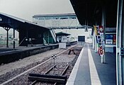 改築前の当駅構内（2001年8月）。既に線路は分断されている。手前が筑肥線、奥は松浦鉄道。