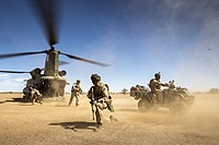 Troepen van 11 Luchtmobiele Brigade ontplooien vanuit een CH-47 Chinook, ten noorde van Gao, in 2017