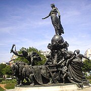 Le triomphe de la République (Kemenangan Republik) oleh Aimé-Jules Dalou (1899), di Place de la Nation, Paris.