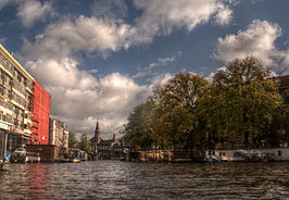 De Hugo de Grootgracht, gezien naar de Singelgracht met links bejaardenhuis "De Poort" en in de verte het torentje van politiebureau Raampoort.