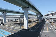 北部の起点は国道22号交差部（清洲JCT）。当該区間は重要幹線道路の国道22号、41号、19号を横に連絡する。