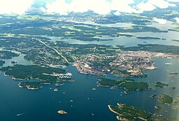 Oxelösund från luften 2012 med Nyköping i bakgrunden