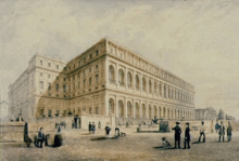 Une place avec des personnes qui flânent ; à l'arrière plan, vu de trois quart d'un bâtiment de style néo-classique : le Palais d'Orsay