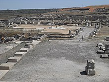 Vestiges, principalement des fondations au centres de l'image, du forum de Segóbriga.