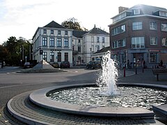 Vue du centre de la ville en 2005 avec la fontaine aujourd'hui devenu un monument d'une pompe à eau.