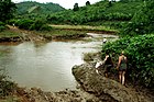 Khách du lịch qua sông tại Kon Tum