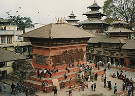 Op de voorgrond de Shiva-Parvati-tempel, op de achtergrond van links naar rechts de Taleju-tempel, de Degutale-tempel en de Bhagwati-tempel.