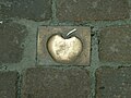 La pomme, symbole du Ebbelwei (cidre), spécialité du quartier