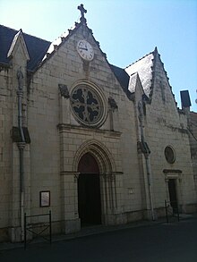 Façade de l'église de Varennes-sur-Loire.