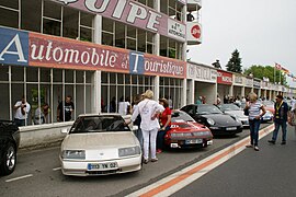 Alpine devant les tribunes du circuit lors de la Montée Historique de Laon en 2017.