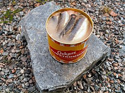 Boîte de surströmming ouverte à l'extérieur.