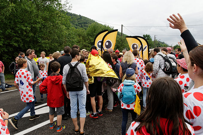 Réaction des spectateurs lors du passage d'une hôtesse Bic distribuant des portes-clés.