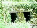 Ancien pont en dalles de schiste sur le ruisseau parallèle au Canal de Nantes à Brest au sud du pont de Kervoulédic