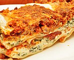 Hidangan lasagne yang siap dimasak